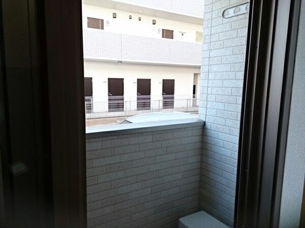 バルコニー(開放的で明るい空間を演出してくれるバルコニーです)