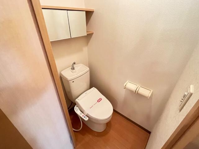 物件内観写真9　(シャワー付トイレ)