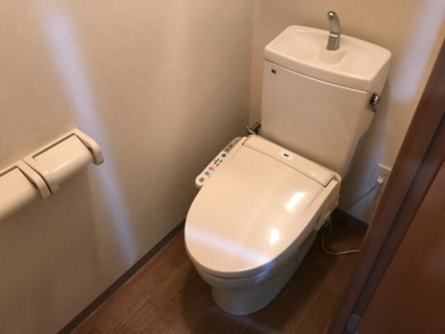 物件内観写真9　(シャワー付トイレ)