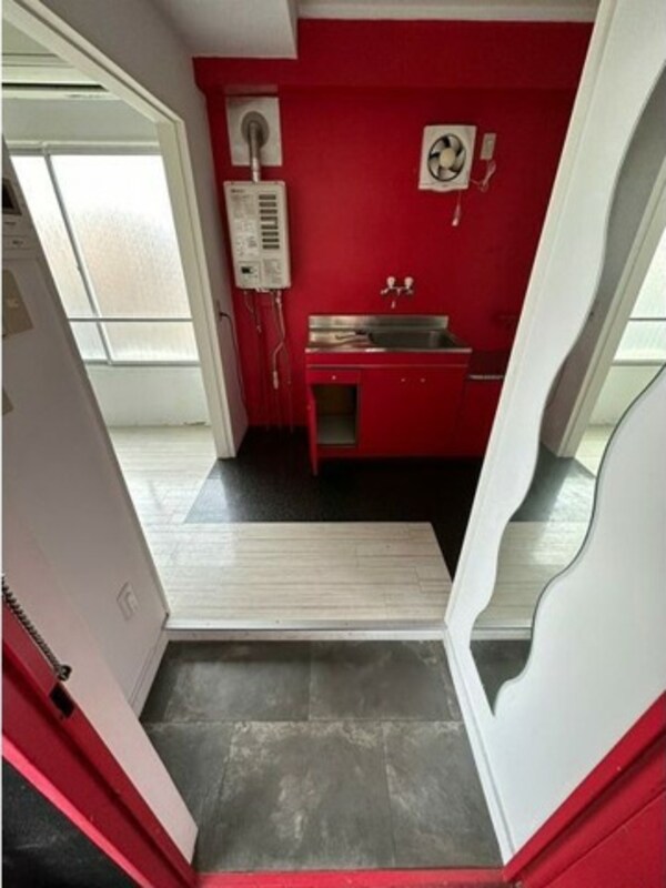 玄関(※写真は同じマンションの違う部屋のものになります。)