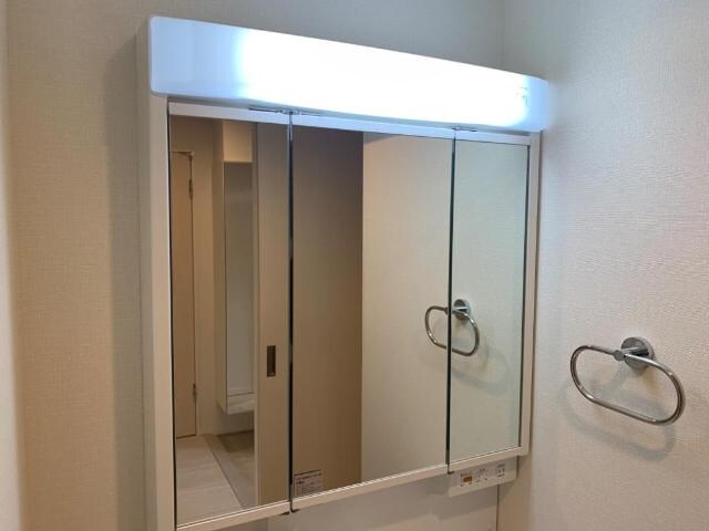 物件内観写真16　(三面鏡（イメージ）)