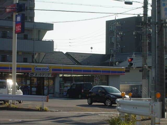 物件外観写真4　(ミニストップ長須賀店まで185ｍ)