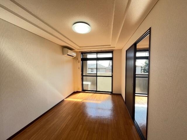 物件内観写真4　(リビング)