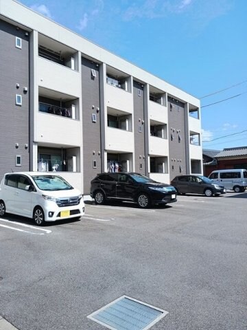 物件外観写真2　(車をお持ちの方に嬉しい駐車場付きの物件です)