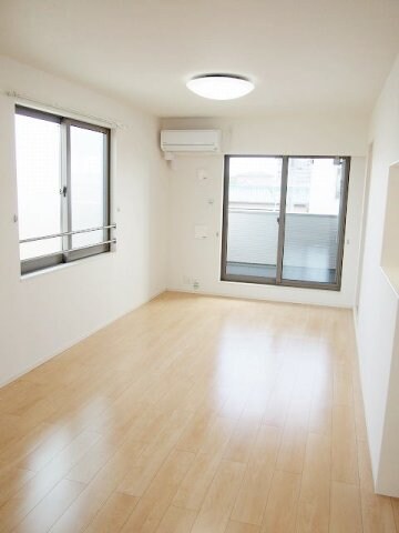 物件内観写真3　(こちらの居間で趣味の時間をお楽しみください)