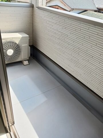 物件内観写真9　(開放的で明るい空間を演出してくれるバルコニーです)