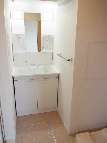 物件内観写真10　(ゆったりとスペースのある洗面所)