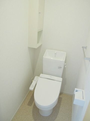 物件内観写真11　(ゆったりとした空間のトイレです)