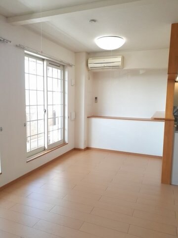 物件内観写真3　(ゆったり過ごせる居間です)