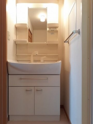 物件内観写真7　(コンパクトで使いやすい洗面所)