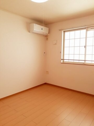 物件内観写真9　(明るい色調の室内です)