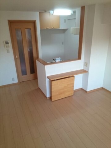 物件内観写真5　(明るい色調の室内です)