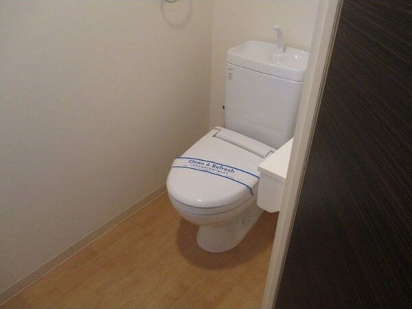 トイレ(※写真は同じマンションの違う部屋のものになります。)