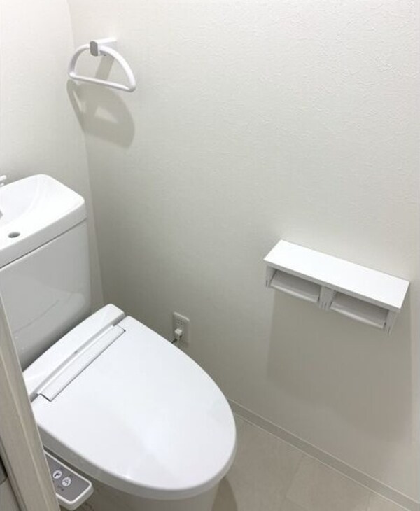 トイレ(※写真は同じマンションの違う部屋のものになります。)