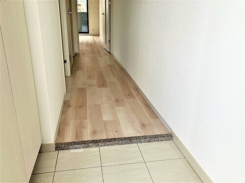 物件内観写真9　(玄関　※同タイプの部屋のお写真で色が異なります)