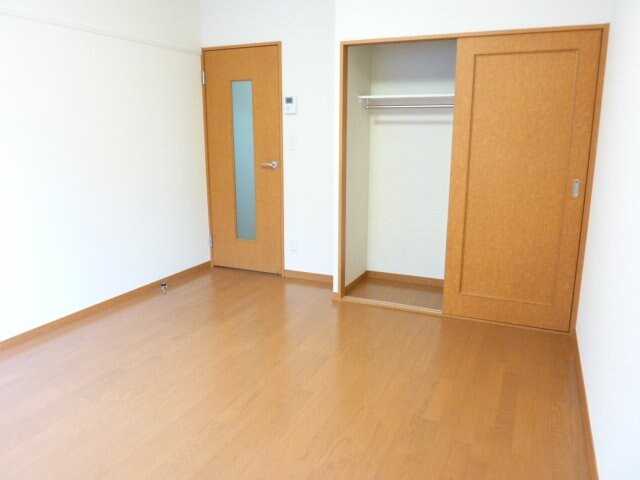 物件内観写真5　(1Fフローリング 2Fカーペット)