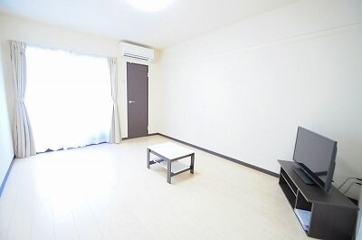 物件内観写真5　(1階フローリング、２階カーペット)