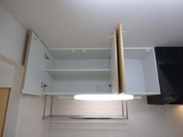 物件内観写真17　(キッチン吊戸棚(開))