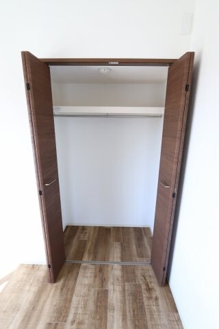 物件内観写真8　(6帖の洋室収納になります)