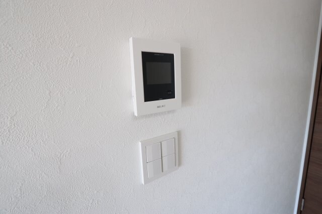 物件内観写真16　(リビングにあるモニター付きインターホンになります)