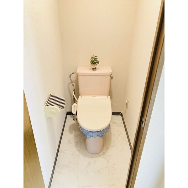 トイレ(※写真は同じマンションの違う部屋のものになります。)
