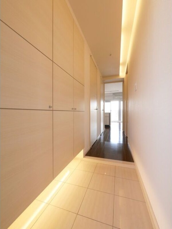 玄関(※写真は同じマンションの違う部屋のものになります。)