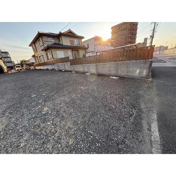 物件外観写真3　(敷地外駐車場)