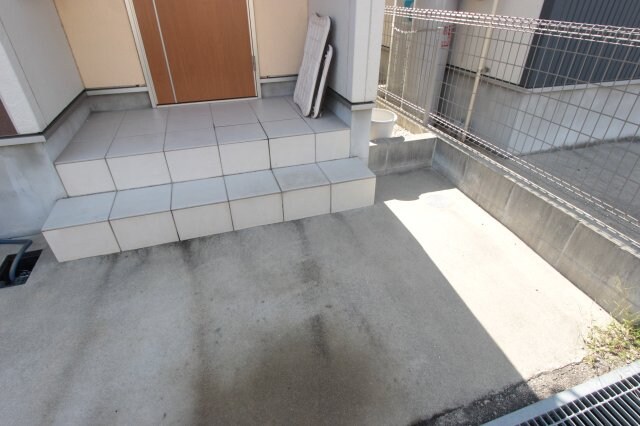 物件外観写真2　(落ち着いた玄関前です)