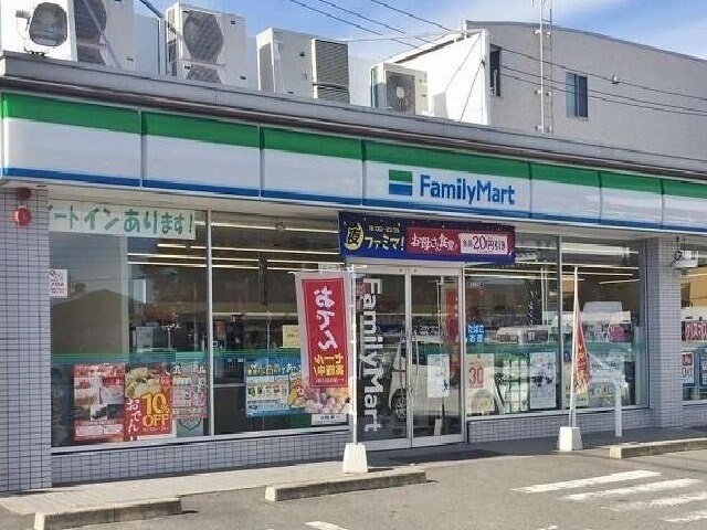 物件外観写真8　(ファミリーマートまで470m)