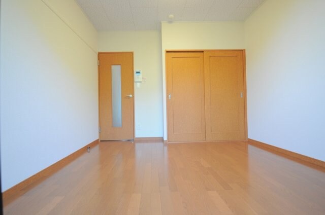 物件内観写真2　(1階フローリング、２階カーペット)