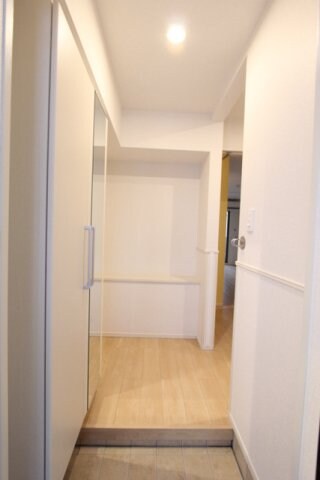 物件内観写真7　(収納もある玄関です)
