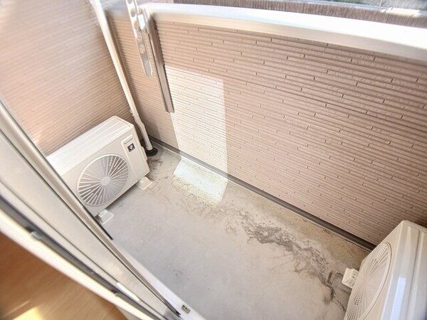 バルコニー(開放的で明るい空間を演出してくれるバルコニーです)