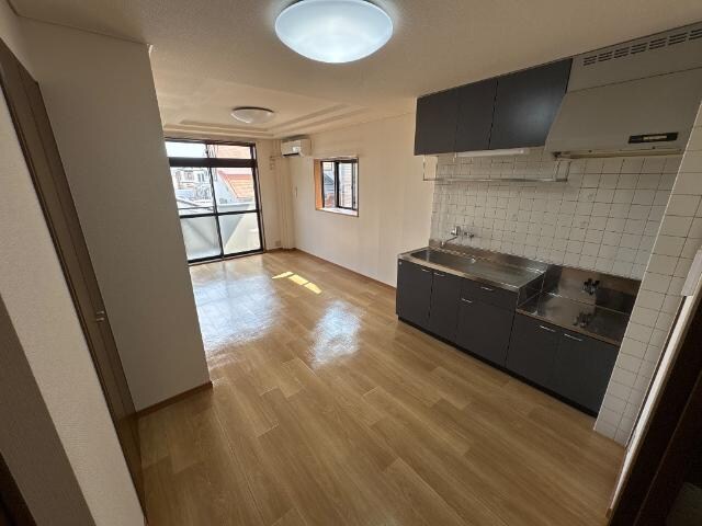 物件内観写真3　(リビング)