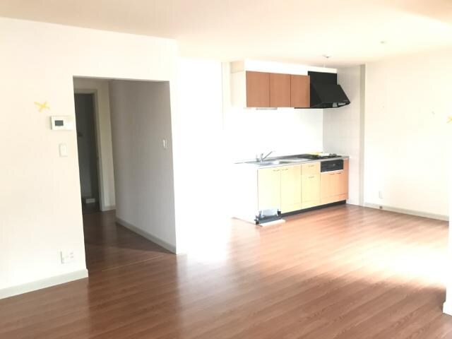 物件内観写真3　(リビング)