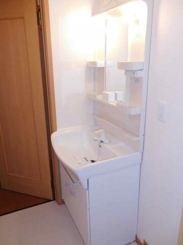 物件内観写真7　(コンパクトで使いやすい洗面所)