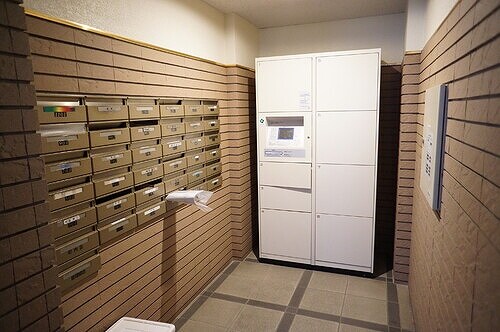 物件外観写真2　(宅配ボックス・メールボックス)