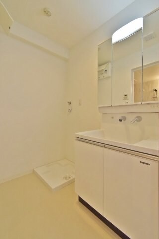 物件内観写真8　(温水シャワー付洗面化粧台)