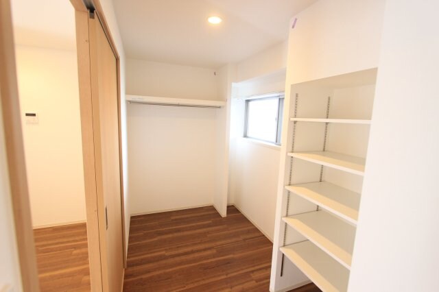 物件内観写真12　(可動棚完備のサービルルーム3.3帖　窓付です)