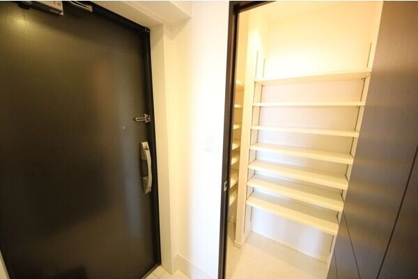 玄関(※写真は同じマンションの違う部屋のものになります。)