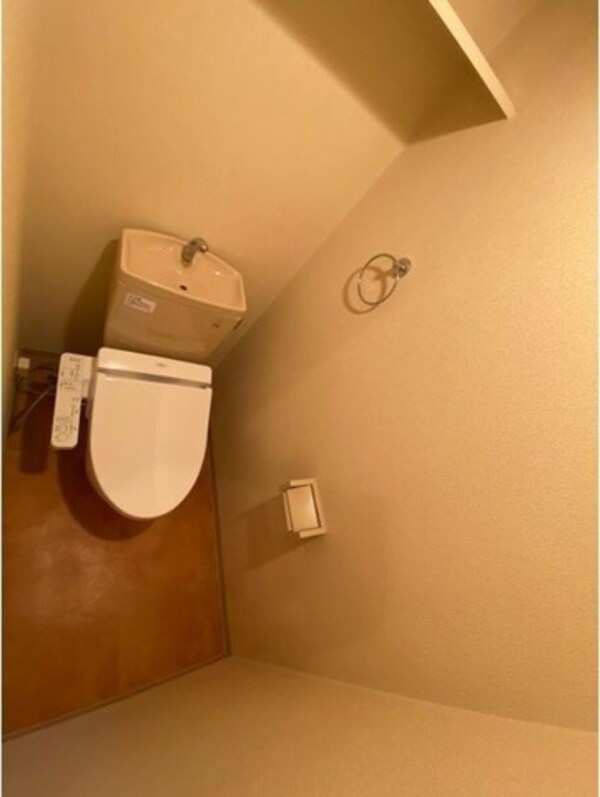 トイレ(※写真は同じマンションの違う部屋のものになります。)
