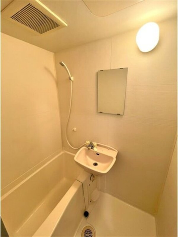浴室(※写真は同じマンションの違う部屋のものになります。)
