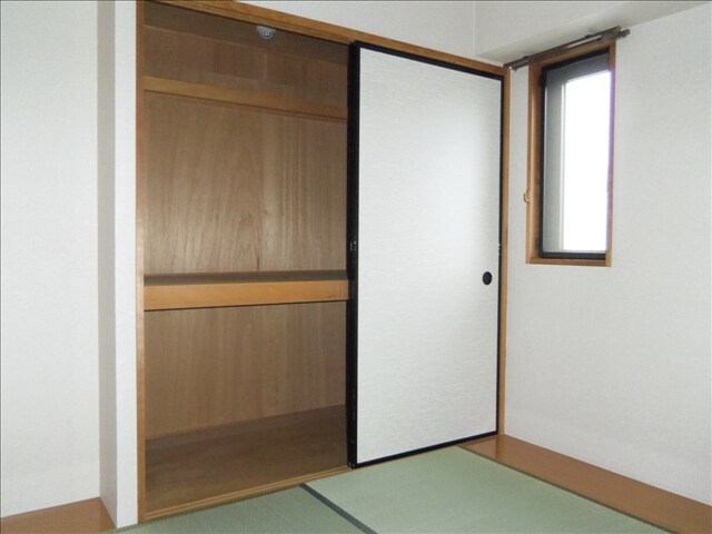 物件内観写真9　(和室収納)