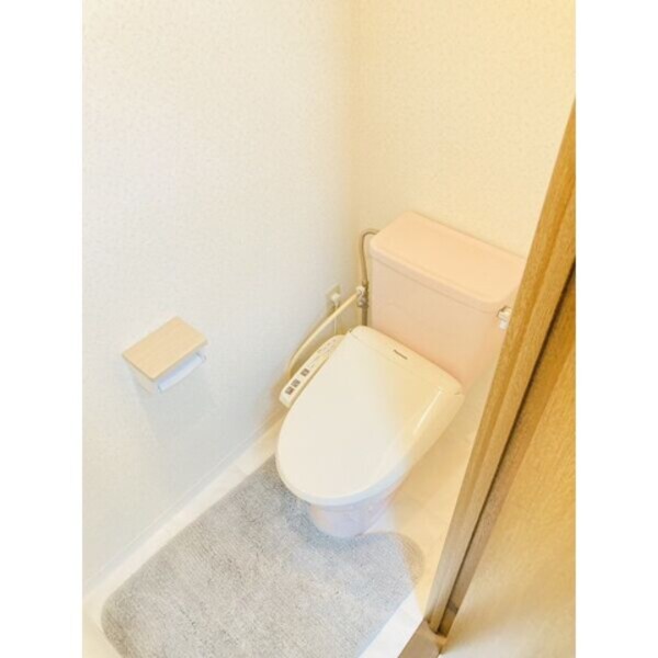 トイレ(※写真は同じマンションの違う部屋のものになります。)