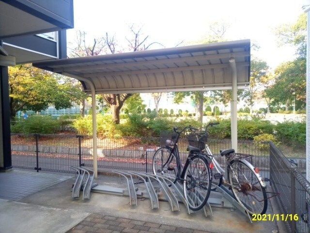 物件内観写真9　(屋根付き駐輪場)