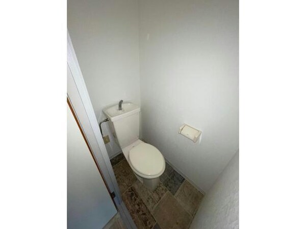 トイレ(※写真は同じマンションの違う部屋のものになります。)