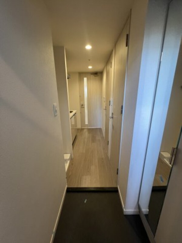 玄関(※写真は同じマンションの違う部屋のものになります。)