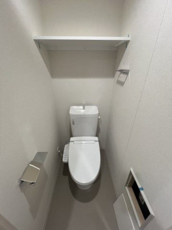 トイレ(※写真は同じマンションの違う部屋のものになります。)
