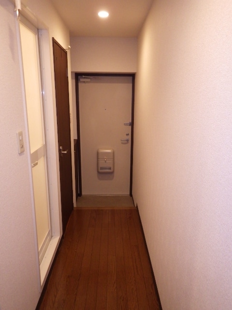 物件内観写真6　(明るい玄関です)