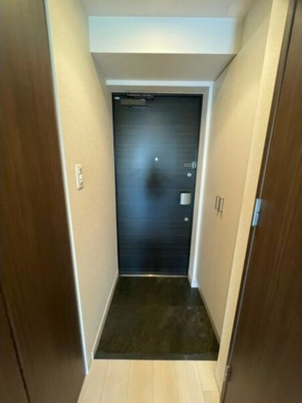 玄関(※写真は同じマンションの違う部屋のものになります。)