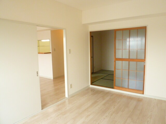 物件内観写真4　(コンパクトで使いやすい洋室です)